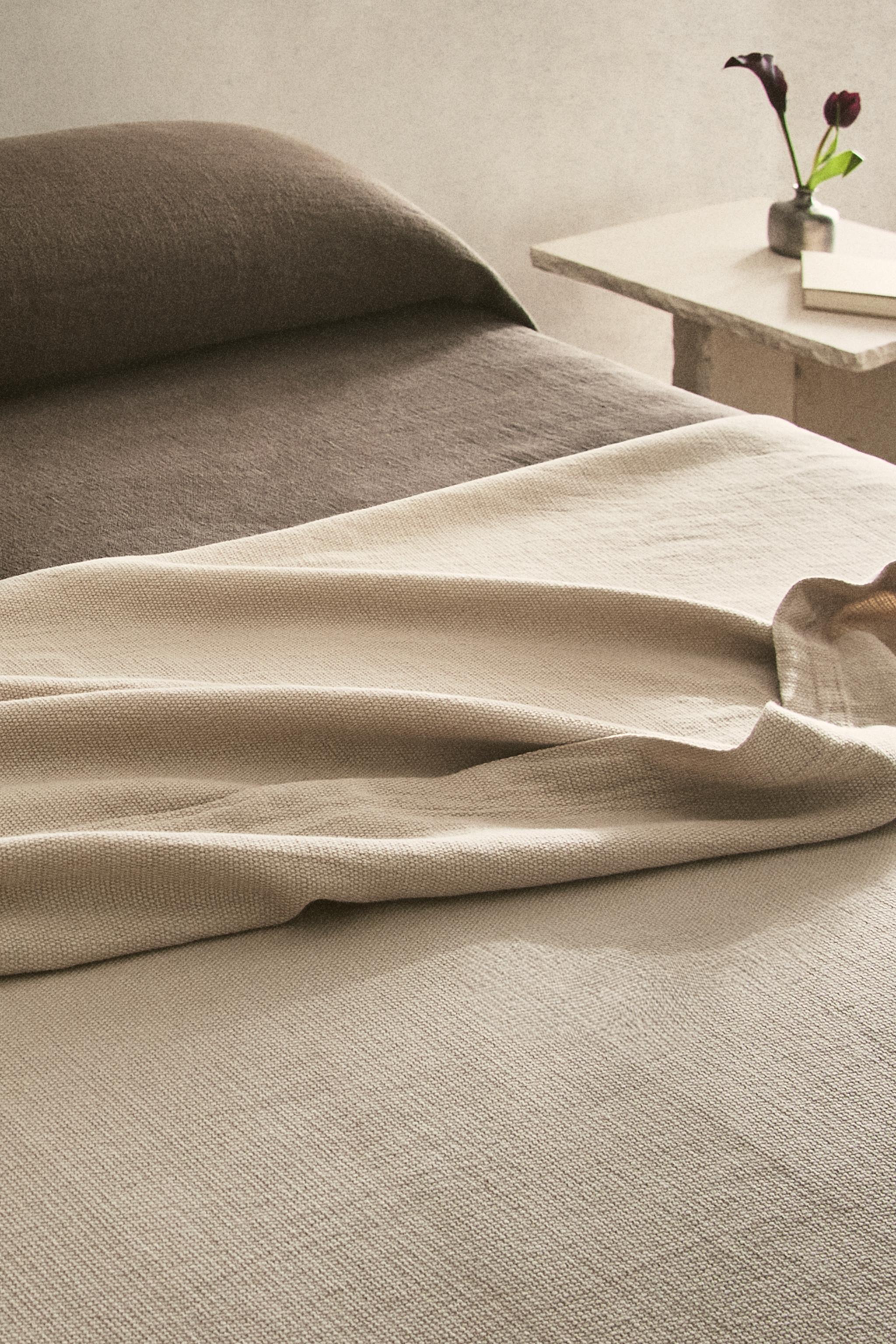 TEXTURED COTTON BEDSPREAD